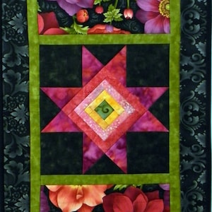 Peut inclure: Une tenture murale en tissu noir avec une bordure verte présente trois panneaux. Le panneau supérieur présente un motif floral avec des fleurs roses, violettes et orange. Le panneau du milieu présente un motif d'étoile éclatante rose et rouge. Le panneau inférieur présente un motif floral avec des fleurs rouges, roses et violettes.