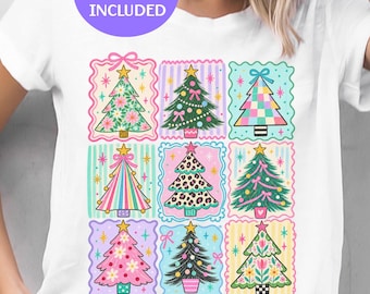 Könnte beinhalten: Ein weißes T-Shirt mit einem Grafikdruck von neun verschiedenen Weihnachtsbaum-Designs in einem Raster. Jeder Baum ist in einem gewellten Rahmen mit verschiedenen Mustern wie Blumen, Leopardenmuster, Streifen und Unifarben eingeschlossen.