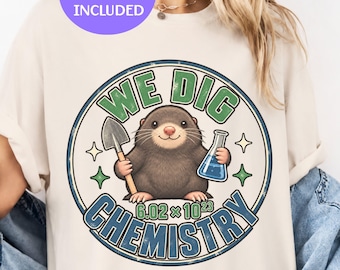 Pode incluir: Uma t-shirt bege com um gráfico circular de uma toupeira castanha a segurar uma pá e um balão com líquido azul. O texto diz WE DIG CHEMISTRY e 6.02 x 10^23. Um círculo roxo no canto superior esquerdo indica 3 FREE DESIGNS INCLUDED.