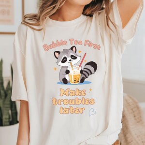 Maglietta Bubble Tea Raccoon, adorabile e stravagante animale domestico, meme divertente, abbigliamento casual estivo, morbida maglietta unisex in cotone
