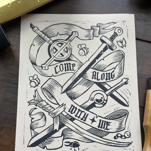 Puede incluir: Grabado en linóleo en blanco y negro con espadas cruzadas, pancartas con las frases "Come Along" y "With Me", e ilustraciones caprichosas de abejas, una mariposa y un gusano. La impresión tiene una estética rústica y artesanal.