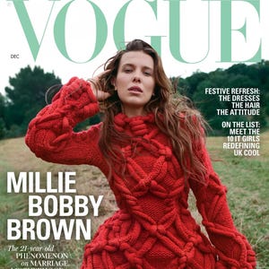 以下が含まれることがあります： ヴォーグ誌の表紙、赤色のテクスチャードニットドレスを着たミリー・ボビー・ブラウン。表紙にはヴォーグのロゴ、12月、号の内容に関するテキストが含まれています。ドレスはユニークな織り模様です。