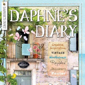 Puede incluir: La portada de la revista "Daphne's Diary" presenta una ilustración de estilo vintage de un edificio europeo con balcón, puerta y contraventanas. La portada incluye el título de la revista, el número y las palabras "Creative Inspiration, Vintage, Mindfulness, Recipes, Stickers, Poster."