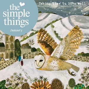 Peut inclure: La couverture du magazine "The Simple Things" de janvier présente une peinture d'un effraie des clochers en vol au-dessus d'un paysage enneigé. Le mot "NEST" est affiché, avec du texte sur les activités hivernales.
