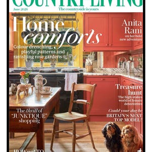 Può includere: La copertina del numero di giugno 2026 di Country Living presenta una cucina con mobili rossi, un tavolo di legno e una sedia. La copertina include il testo «Home comforts» e «The thrill of 'JUNKTIQUE' shopping».