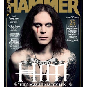 Puede incluir: Portada de la revista Metal Hammer con un hombre de pelo largo y oscuro y maquillaje oscuro. El texto incluye "30 años de HIM" y "Him was and is my Life".