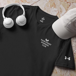 Camiseta minimalista bordada para club de corredores / Camiseta deportiva para corredores / Maratón en parque temático / Regalo para papá / Camiseta de fitness y maratón