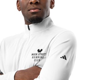 Könnte beinhalten: Weißes Langarm-Laufshirt mit einem schwarzen Mickey-Mouse-Logo und dem Text "Main Street Running Club". Das Shirt hat ein schwarzes Adidas-Logo auf dem rechten Ärmel.