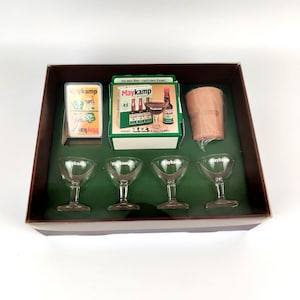 Set de regalo de licor de hierbas vintage con 4 vasos, dados y naipes: un raro set Maykamp.
