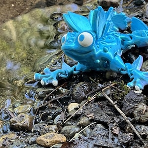 Articulated Flutter Frog Figurine – Flexi Butterfly Frog Fidget Toy, Desk Pet, Stress Relief