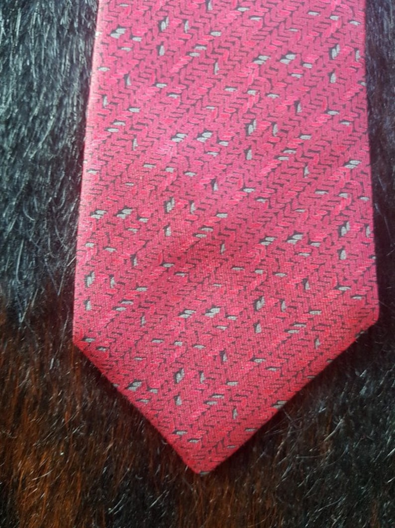 7.5 cm by 142 cm Vintage Magenta Equestrian Silk Tie.