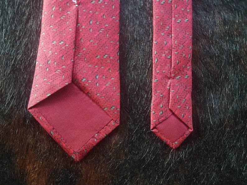 7.5 cm by 142 cm Vintage Magenta Equestrian Silk Tie.