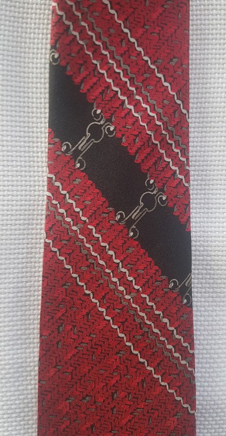 7.5 cm by 142 cm Vintage Magenta Equestrian Silk Tie.