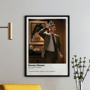Puede incluir: Un póster minimalista con un personaje de la serie de televisión "How I Met Your Mother". El póster es en blanco y negro con una cita de la serie: "It's gonna be legen-wait for it-dary! Legendary".