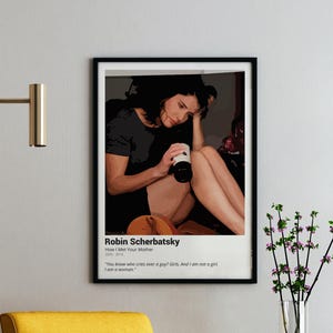 Könnte beinhalten: Ein minimalistisches Poster mit einer Schwarzweißillustration von Robin Scherbatsky aus der Fernsehserie "How I Met Your Mother". Das Poster enthält ein Zitat aus der Serie: "Weißt du, wer über einen Mann weint? Mädchen. Und ich bin kein Mädchen. Ich bin eine Frau."