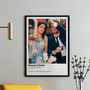 Puede incluir: Un póster con una escena de la serie de televisión "How I Met Your Mother" con los personajes Barney y Robin. El póster tiene un fondo blanco con texto negro que dice "Barney & Robin", "How I Met Your Mother", "2006-2014", y "You have to let me dance my own battles".