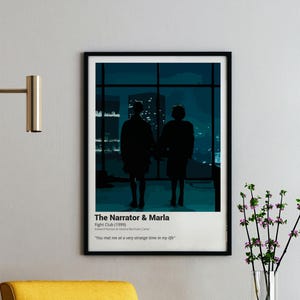 Puede incluir: Un póster enmarcado de la película "Fight Club", que muestra dos figuras silueteadas frente a un paisaje urbano nocturno. El póster incluye el título de la película, los nombres de los actores y una cita.