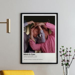 Mitch & Cam Druckbare Wandkunst – Modernes LGBTQ Fan Art Poster – Lustiges Sitcom Zitat Postkarte – Sofortiger digitaler Download