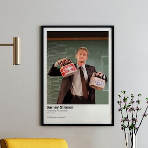 Puede incluir: Un póster con una ilustración de dibujos animados de Barney Stinson de la serie de televisión "How I Met Your Mother". Lleva un traje y sostiene dos paquetes de seis cervezas. El texto del póster dice "Barney Stinson, How I Met Your Mother, 2005-2014, "Challenge accepted."