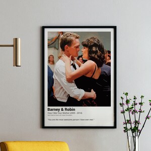 Puede incluir: Un póster minimalista con una ilustración en blanco y negro de Barney y Robin de la serie de televisión "How I Met Your Mother" bailando. El póster incluye el título de la serie, los años en que se emitió y una cita de la serie: "Eres la persona más increíble que he conocido."