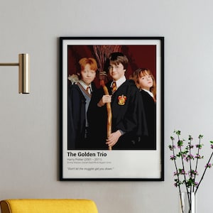 Può includere: Un poster in bianco e nero con un design minimalista che presenta tre personaggi della serie di Harry Potter. I personaggi sono Harry Potter, Ron Weasley e Hermione Granger. Il poster ha il titolo "The Golden Trio" e il testo "Harry Potter (2001-2011)" e "Non lasciare che i babbani ti deludano."