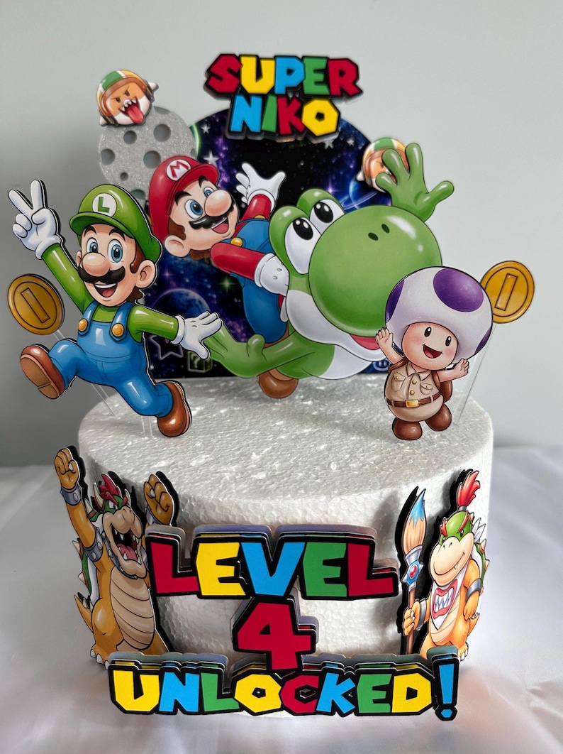 K&ouml;nnte beinhalten: Kuchendekoration mit Super Mario-Charakteren, darunter Mario, Luigi, Yoshi und Toad. Der Aufsatz tr&auml;gt die Aufschrift "SUPER NIKO" und "LEVEL 4 UNLOCKED!" in leuchtenden Farben. Enth&auml;lt goldene M&uuml;nzakzente.