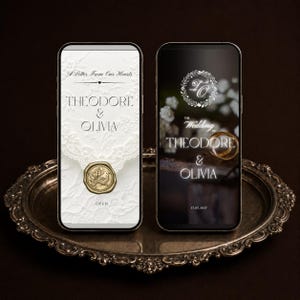 Könnte beinhalten: Zwei Smartphones mit Hochzeits-Einladungsdesigns. Der linke Bildschirm zeigt einen weißen Spitzenhintergrund mit einem goldenen Vogel-Wachssiegel sowie den Text A Letter From Our Hearts, Theodore & Olivia und Open. Der rechte Bildschirm zeigt einen dunklen Hintergrund mit goldenen Ringen, einem Blumenkranz und dem Text The Wedding of Theodore & Olivia, 17.07.2027.