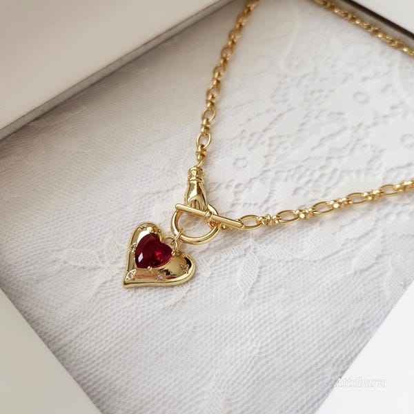 Collar victoriano con colgante de corazón de cristal rubí, una joya llamativa.