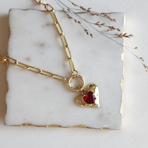 Colgante de corazón de cristal rojo rubí en cadena de oro, collar brillante con forma de corazón. Joyería elegante y romántica. Cuatro tipos de cadena. Delicado y moderno.
