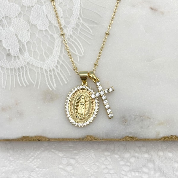 Collar con colgante de la Virgen María con cruz brillante. Joyería de protección religiosa. Regalo para ella.