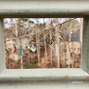 Può includere: Un set di tre tazze in ceramica con finitura opaca e macchiettata. Le tazze sono nei toni del crema, grigio chiaro e grigio scuro. Ogni tazza ha un design semplice e minimalista, perfetto per caffè o tè.