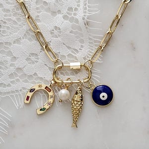 Naszyjnik Multi Custom Charm z owalnym karabińczykiem. Naszyjnik z karabińczykiem wypełnionym złotem. Zaprojektuj swoją biżuterię dla siebie. Dobra dla niej i najlepszej przyjaciółki.