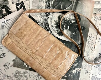 Vintage 70-tals konvertibel axelväska i konstgjord ormskinn - W.A. Thompson & Co. – Beige minimalistisk handväska