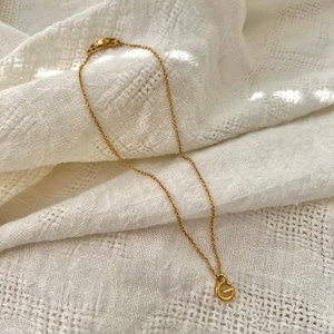 Collar vintage Givenchy de los años 80 con el logotipo de la G en tono dorado y colgante de diseñador firmado