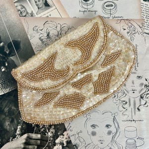 Bolso de mano vintage de los años 50 con cuentas y lentejuelas en color crema y dorado