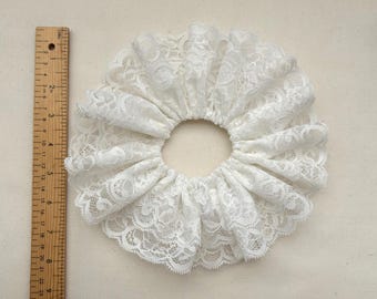 Witte kanten scrunchies: handgemaakt elegant haaraccessoire