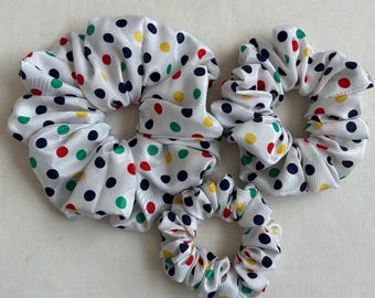 Handgemaakte veelkleurige scrunchies met stippen: elegant haaraccessoire