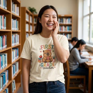 小学校1年生の先生Tシャツ｜かわいいカピバラと本の山デザイン