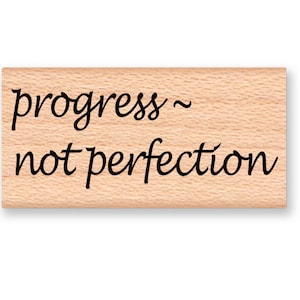 Progrès~Pas la perfection~Tampon en caoutchouc~Encouragement~Bravo~Bien essayé~Continuez comme ça~Timbre sur bois~Artisanat à flanc de montagne (43-22)