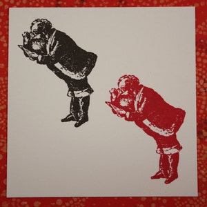 Peut inclure: Deux illustrations d'une personne en costume de P&egrave;re No&euml;l regardant un morceau de papier. Une illustration est en noir et blanc, et l'autre est en rouge.
