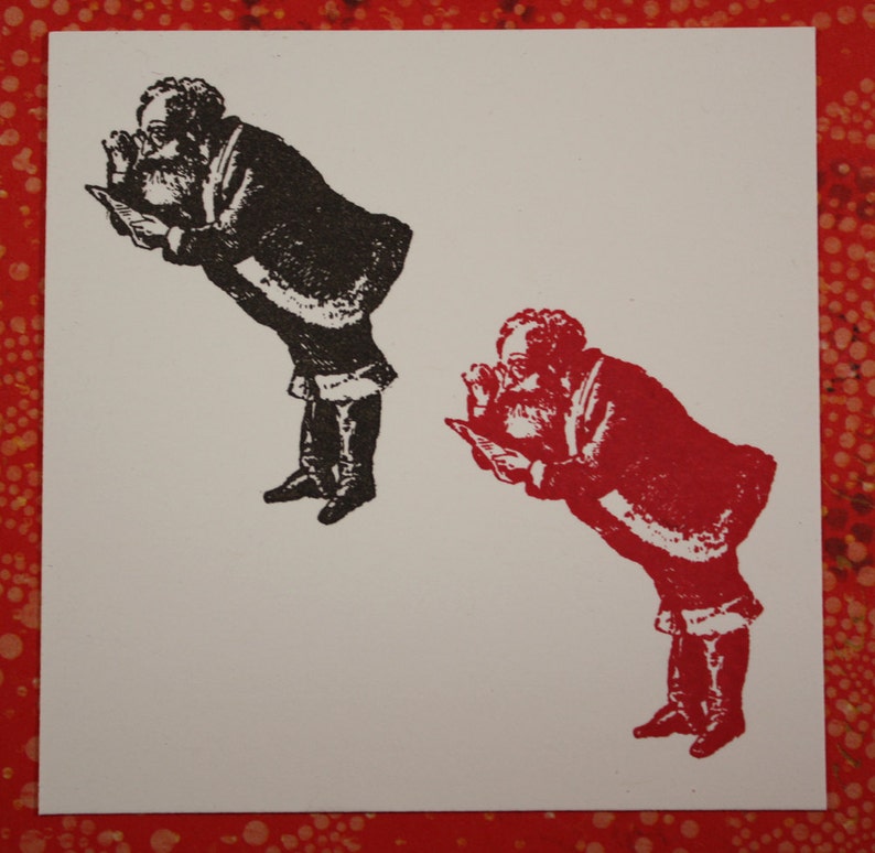 Peut inclure: Deux illustrations d'une personne en costume de P&egrave;re No&euml;l regardant un morceau de papier. Une illustration est en noir et blanc, et l'autre est en rouge.