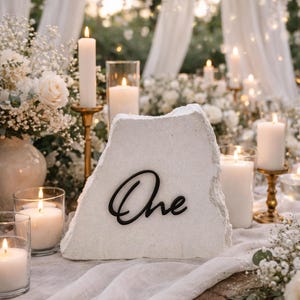 Número de mesa de piedra caliza/travertino para convenciones, color beige - blanco roto. Números de mesa para organización de bodas y comedores.