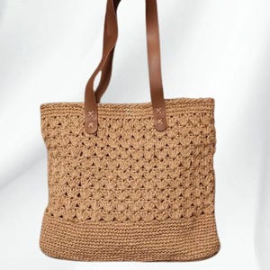 Borsa a tracolla in rafia di carta marrone fatta a mano, borsa tote leggera intrecciata con fodera e chiusura magnetica, elegante stile boho chic per l'uso quotidiano.