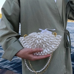 Handmade Pearl Beaded Clutch Purse, White Shell Bag with Gold Chain, Elegant Bridal Accessory, Wedding Accessory , Unique Mussel Handbag