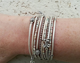 Bracelet pour femme - Bracelet de perles de rocaille - Bracelet enveloppant personnalisé - Bracelet de tous les jours - Article le plus vendu - Choisissez quatre breloques - Personnalisable