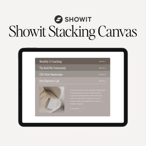 Op de afbeelding: Een zwarte tablet toont een webpagina met de tekst "Showit Stacking Canvas". De webpagina bevat een lijst met diensten, waaronder "Monthly 1:1 Coaching" en "CEO Glow Masterclass". Er is ook een foto van een stoel en een boek.