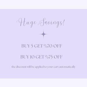 Pode incluir: Um gr&aacute;fico roxo e branco com o texto "Huge Savings!" e as seguintes ofertas: "BUY 5 GET %70 OFF" e "BUY 10 GET %75 OFF". O texto "the discount will be applied to your cart automatically" tamb&eacute;m est&aacute; inclu&iacute;do.