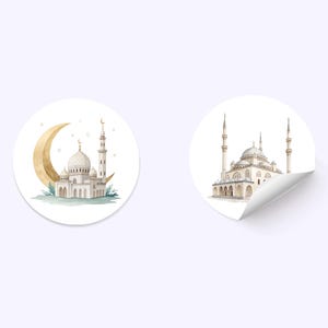 Pode incluir: Dois adesivos redondos com fundo branco. O primeiro adesivo apresenta uma mesquita branca com uma lua crescente dourada e estrelas. O segundo adesivo apresenta uma mesquita branca com dois minaretes.