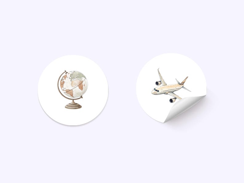 Puede incluir: Dos pegatinas redondas con ilustraciones de acuarela. Una presenta un globo terr&aacute;queo con una base marr&oacute;n y un mapa marr&oacute;n claro y verde. La otra muestra un avi&oacute;n beige con detalles en rojo y negro, con una esquina de la pegatina despegada.
