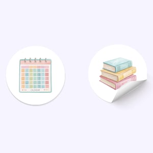 Op de afbeelding: Twee ronde stickers met aquarel illustraties. E&eacute;n toont een kalender met een pastelkleurenschema en het woord "CALENDAR". De andere sticker toont een stapel van drie boeken in pastelkleuren.